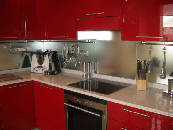 Ma cuisine gris perle et rouge est assez moderne