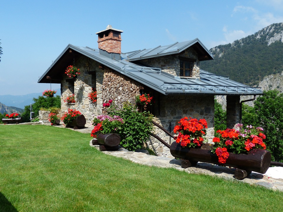 Maison en pierre dans les montagnes