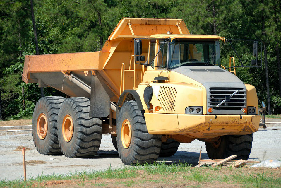 Entreprise de Travaux publics, pourquoi louer un camion benne et