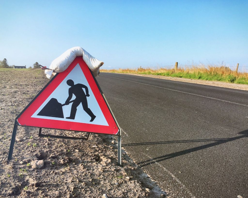 Panneau de signalisation de chantier posé au bord d'une route