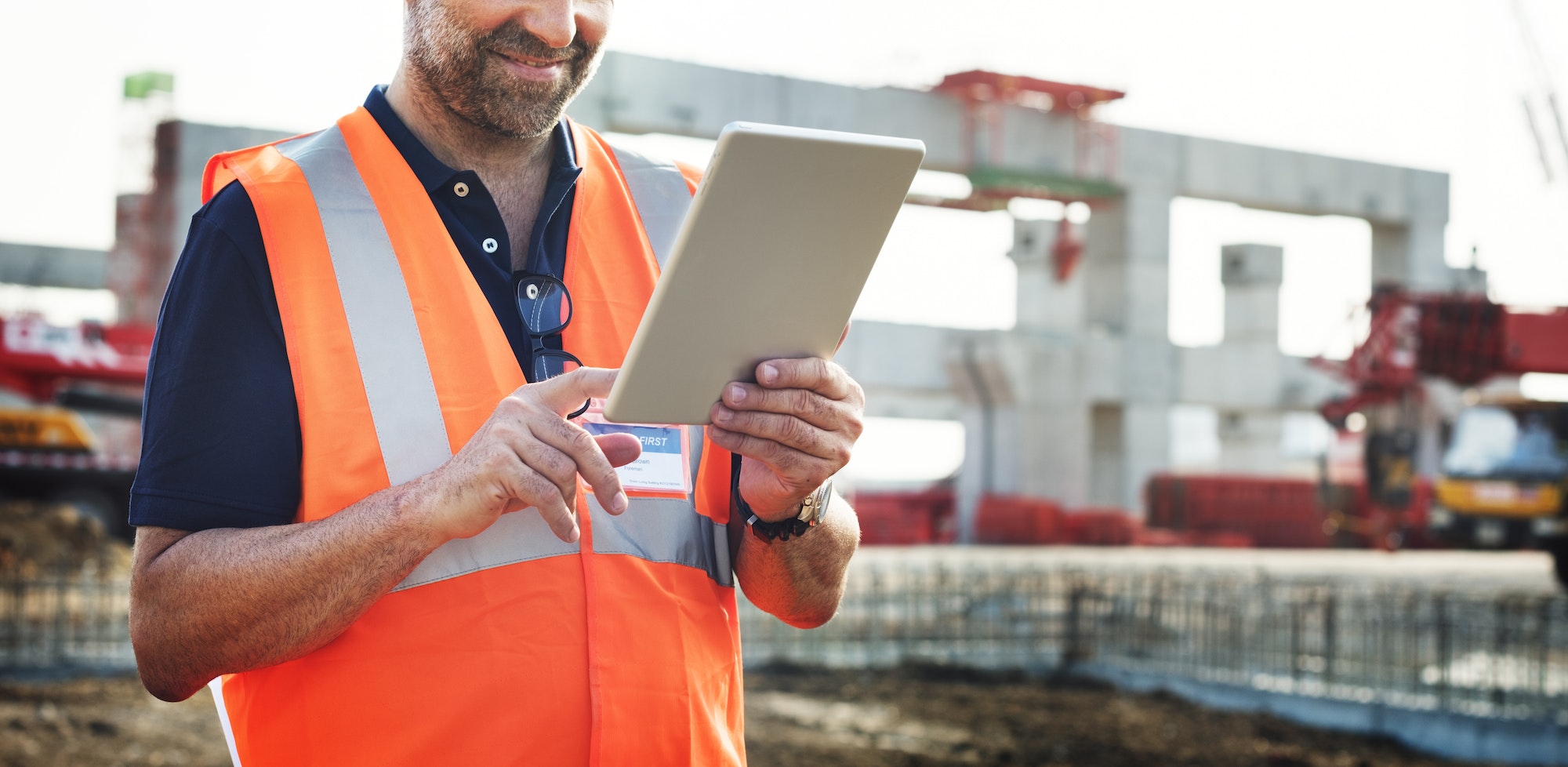 Architecte gilet orange tablette