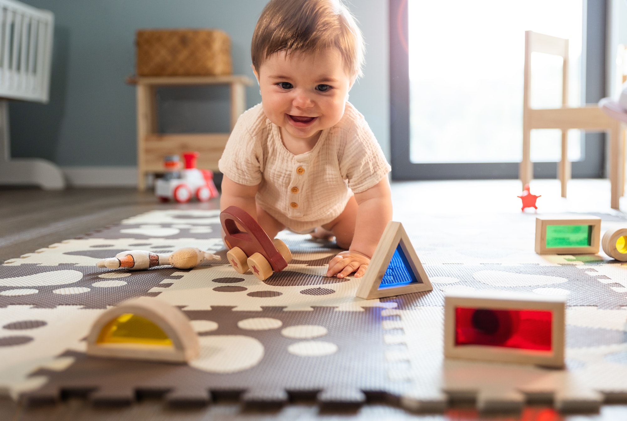 Bébé mignon joue sur avec des jouets