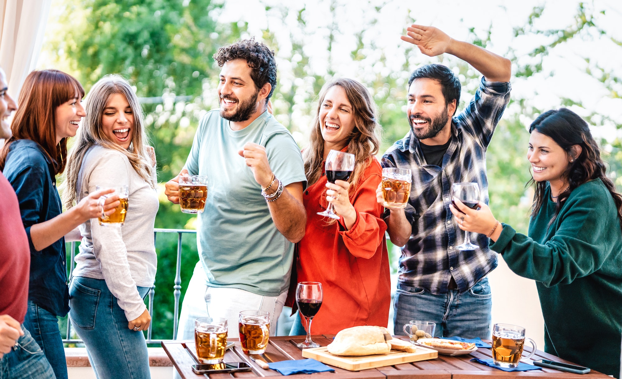 Fête et amis sur un balcon