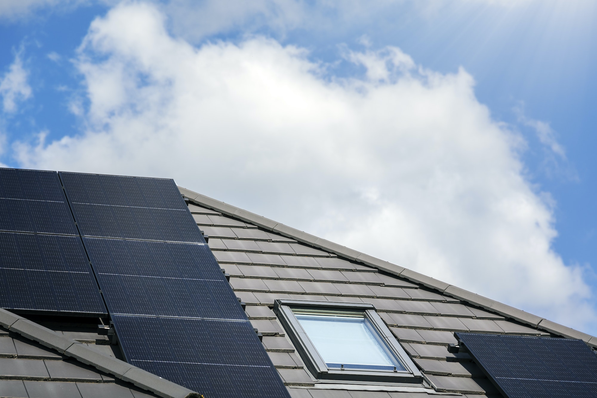 Panneaux solaires sur le toît d'une maison,