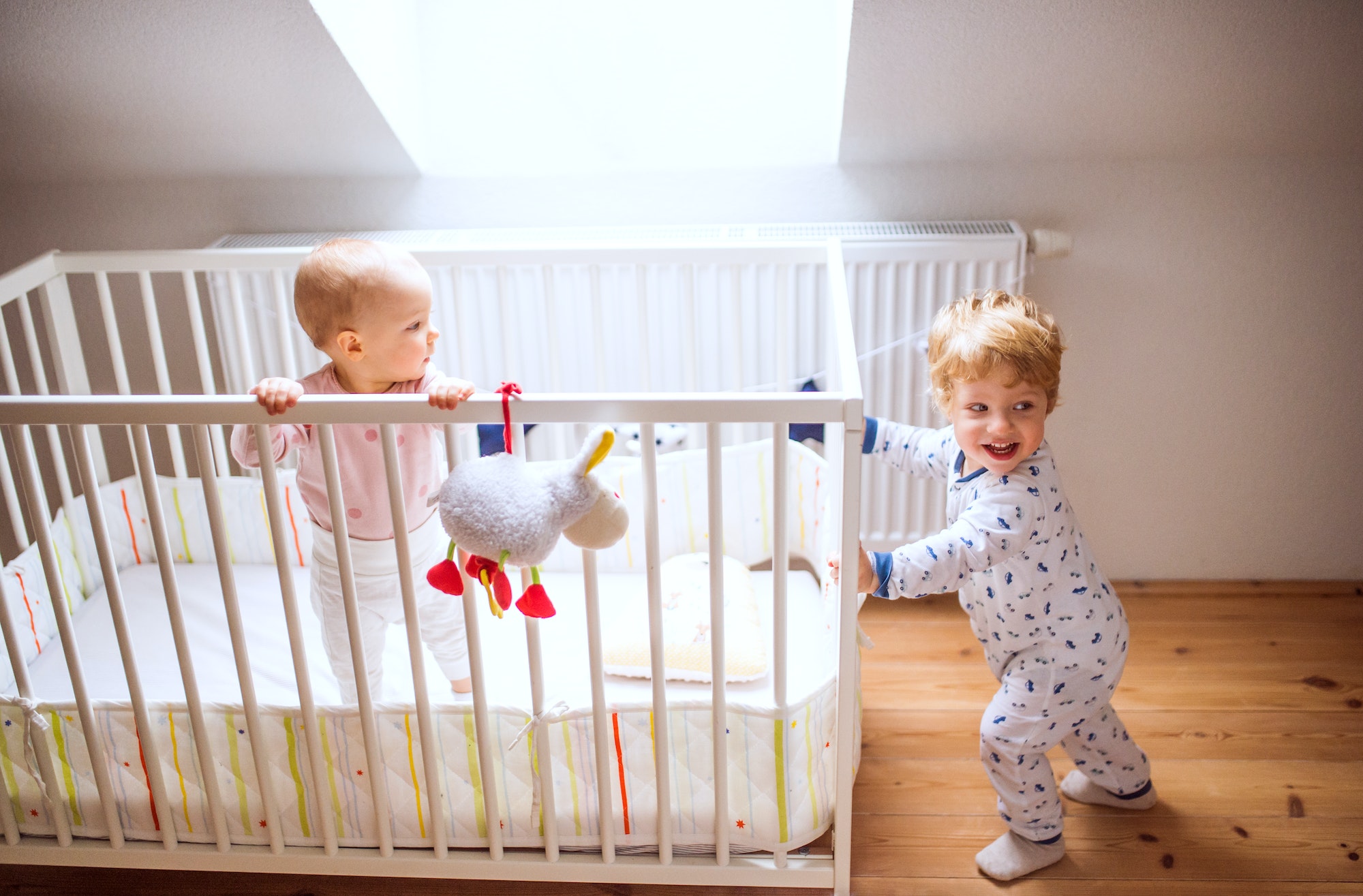 Chambre deux enfants souriants