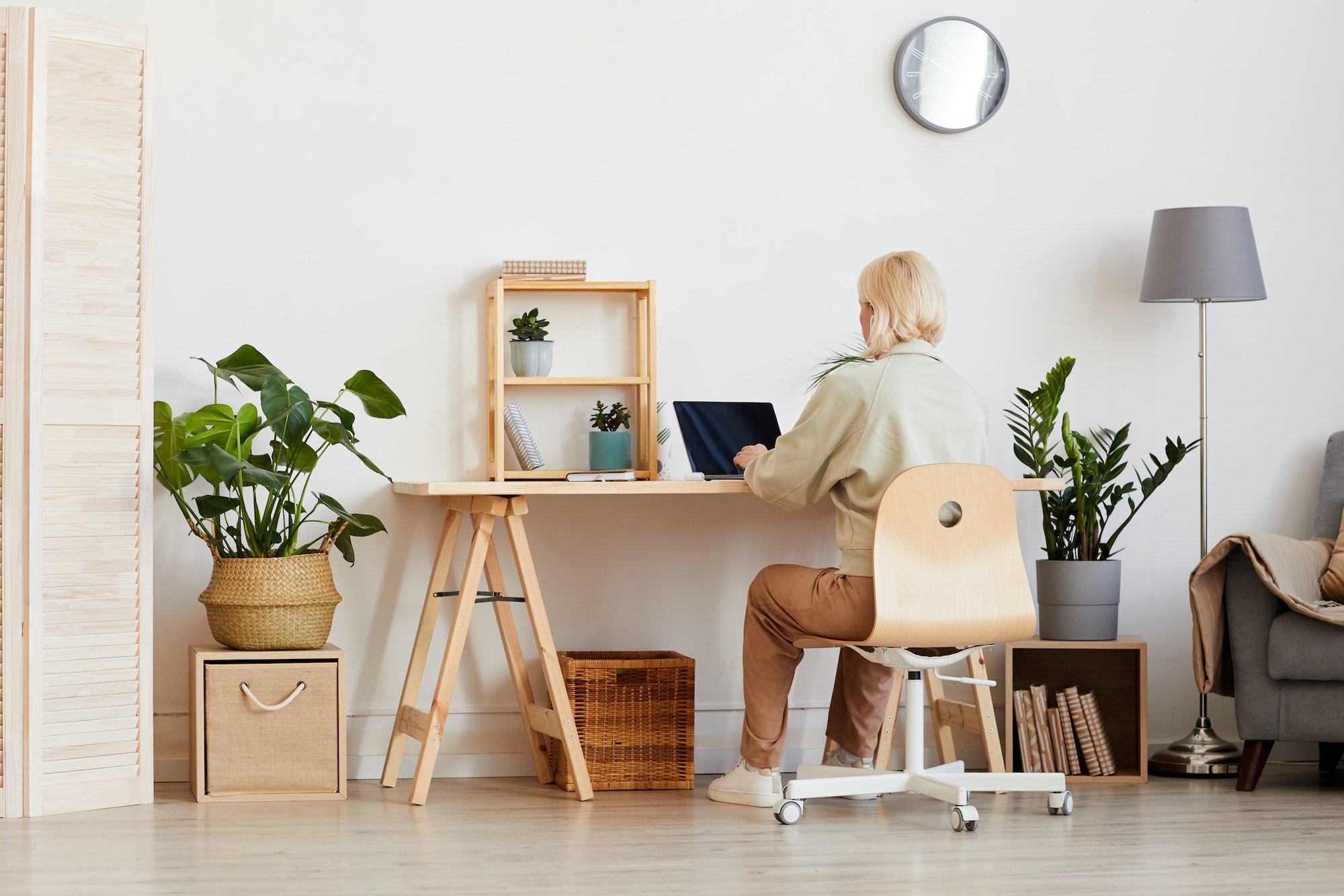 femme en télétravail bureau