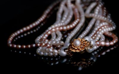 La joaillerie : la création artisanale d’un collier en perles fines de culture.