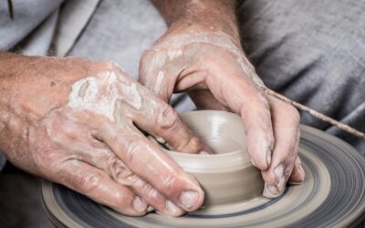 La poterie : la fabrication artisanale de vases en argile tournés à la main.