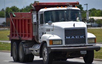 Professionnels du bâtiment : louez un camion benne adapté à votre chantier