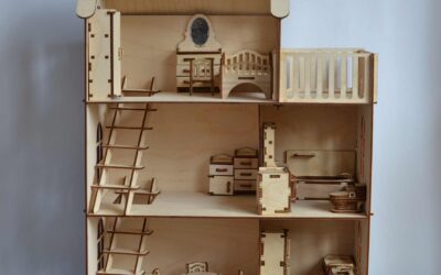 Construire une maison de poupées en bois.